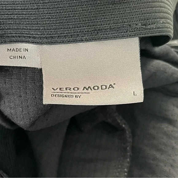 Vero Moda/ Black  textured midi skirt/ Size US L - Picture 4 of 11